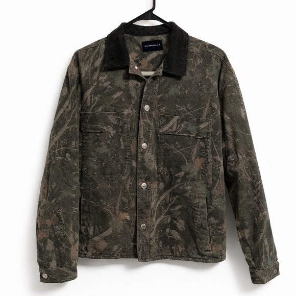 Abercrombie & Fitch Other - Abercrombie & Fitch Men's Olive Camo Jacket with Black Corduroy Collar